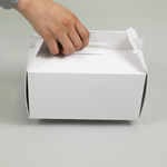 カットケーキが4～5個入る、持ち手の付いたテイクアウト用BOX（高さ110mm） 2