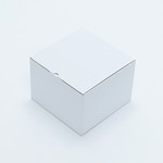 ギフト用ウェアのパッケージに適した真四角の段ボール箱 1