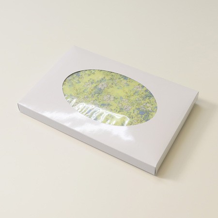 タオルやストールのギフトボックスにピッタリな光沢感のある窓付き箱 格安価格のダンボール 段ボール 通販 購入 販売なら アースダンボール