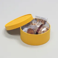 丸型かぶせ蓋付お菓子詰め合わせ箱(パイ・シュークリーム他)黄-Mサイズ