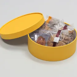 丸型かぶせ蓋付お菓子詰め合わせ箱(パイ・シュークリーム他)黄-Lサイズ