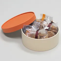 丸型かぶせ蓋付お菓子詰め合わせ箱(パイ・シュークリーム他)柿色/クリーム-Mサイズ