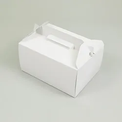 カットケーキが4～5個入る、持ち手の付いたテイクアウト用BOX（高さ110mm）