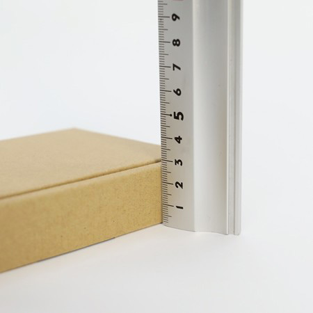 厚み3cmで定形外郵便の最小規格に対応。内側が白色のダンボール箱 ...