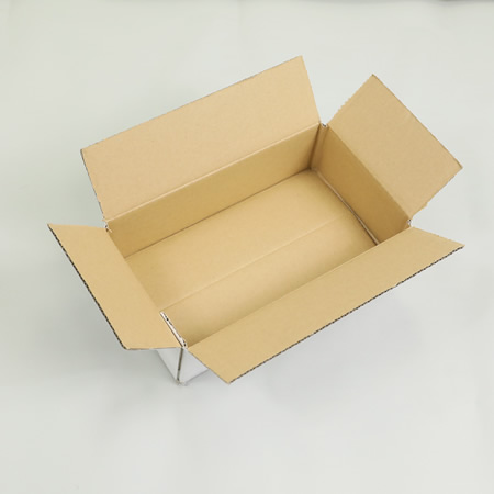 ハーフサイズのボトルが2本入る仕切り付きのワイン箱（白