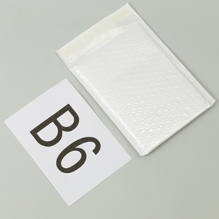 B6用紙が入る。内側に緩衝材が付いた防水仕様の白色封筒（テープ付き）　100 枚