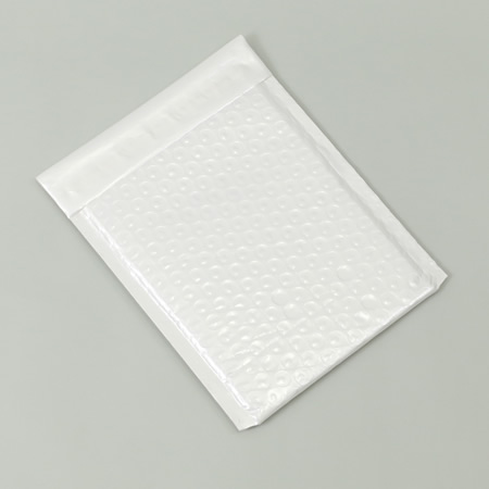 B6用紙が入る。内側に緩衝材が付いた防水仕様の白色封筒（テープ付き）　100 枚