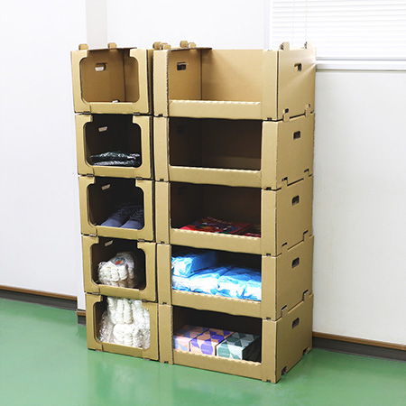 積み重ねるだけで簡単にストッカーになる段ボール製収納ボックス