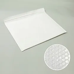 B5用紙が横向きに入る。内側に緩衝材が付いた白色の封筒（テープ付き）