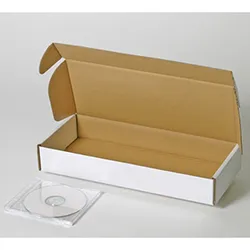 ホビー用品の配達用に設計された長く平たい箱