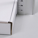 厚み外寸3cmで定形外郵便の最小規格に対応。切手を貼って送れる外側ホワイトの箱 6