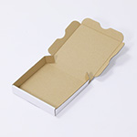定形外郵便に対応した表面白色の小型ダンボール箱。ポスト投函も可能です。 1