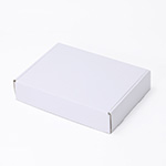 底面B4対応で清潔感のある白いダンボール箱。プレゼント用の箱としても、通販商品の発送にも便利なサイズです。 3