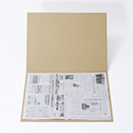 新聞紙1面サイズのダンボールシートで商品を挟んで発送可能。折れ線入りの梱包シート 1