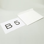 B5用紙が横向きに入る。内側に緩衝材が付いた白色の封筒（テープ付き） 2