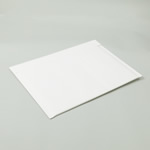 B5用紙が横向きに入る。内側に緩衝材が付いた白色の封筒（テープ付き） 4