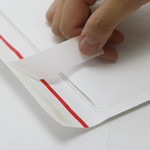 B5用紙が縦向きに入る。内側に緩衝材が付いた白色の封筒（テープ付き） 3
