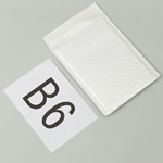 B6用紙が入る。内側に緩衝材が付いた防水仕様の白色封筒（テープ付き） 2