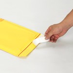 ラクラク封緘作業。B5サイズが入る黄色いクッション封筒 3
