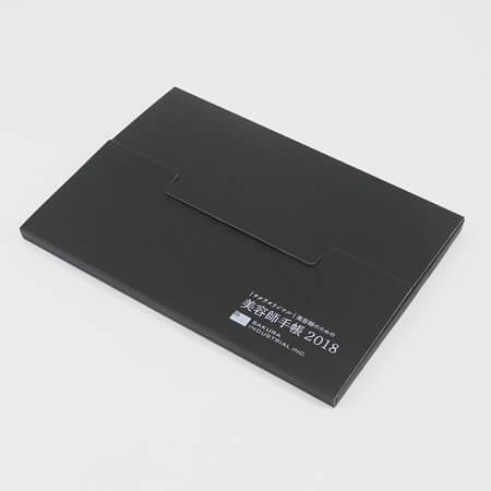 A4サイズのロック付たとう式箱（表：黒カラー段ボール+白1色印刷）