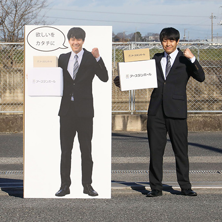 等身大パネル 等身大パネル ダンボール製｜安く作れて横や後ろからも見える