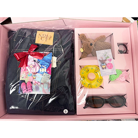 アパレルショップの夏のスペシャルボックスのオリジナル製作 | 両面カラーダンボール(ピンク)