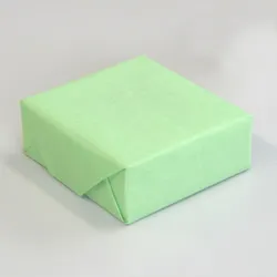 和紙のようなラッピング。薄緑色のクインロール梱包材