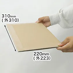 角折れ、潰れの防止に。封筒の補強や商品保護に便利な2つ折り板(両面茶・A4)