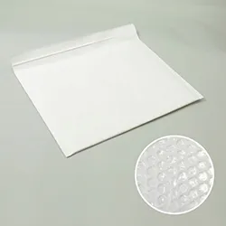 B5用紙が横向きに入る。内側に緩衝材が付いた白色の封筒(テープ付き)
