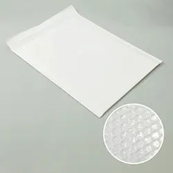 A4用紙が入る。内側に緩衝材が付いた白色の封筒(テープ付き)