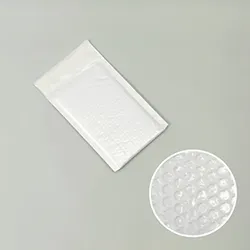 アクセサリー小物が入る。内側に緩衝材が付いた防水仕様の白色封筒(テープ付き)