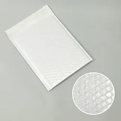A5用紙が入る。内側に緩衝材が付いた防水仕様の白色封筒(テープ付き)