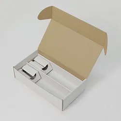 ボトルを固定する台座の付いたワインボトル2本用箱(白)